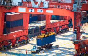 container-operation-PYX4HU6.jpg container-operation-PYX4HU6.jpg